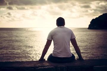 人生苦短，珍惜現(xiàn)在的華年。當(dāng)下經(jīng)濟(jì)危機(jī)嚴(yán)重，不要輕易辭掉工作