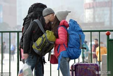 火車就要開(kāi)了，女孩一直看著男孩離開(kāi)