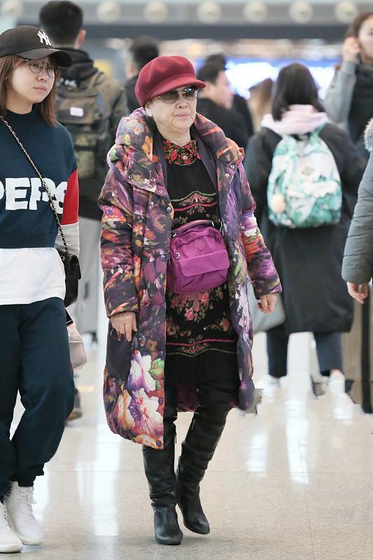 不戴假發(fā)的李谷一太真實！機場穿花棉襖像農(nóng)家奶奶，和舞臺差距大-圖2