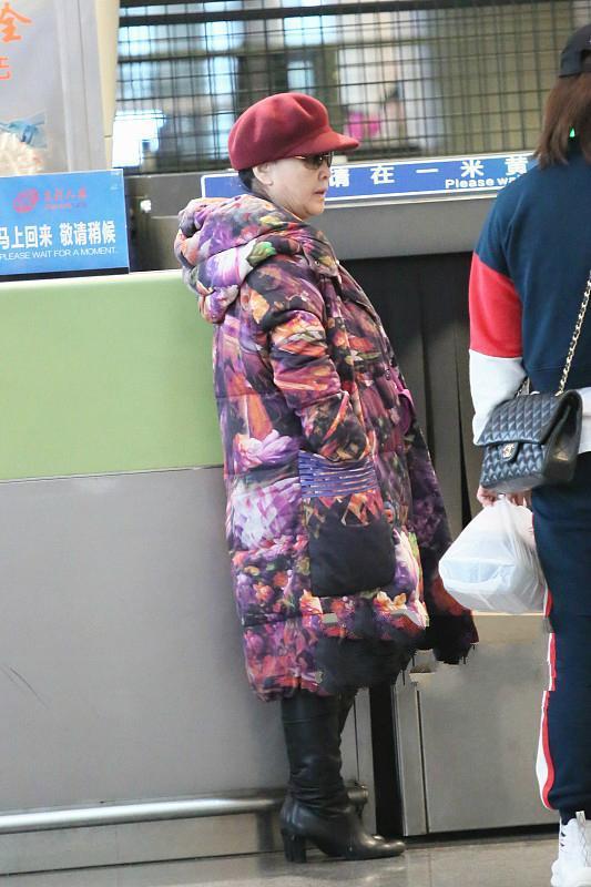 不戴假發(fā)的李谷一太真實！機場穿花棉襖像農(nóng)家奶奶，和舞臺差距大-圖3