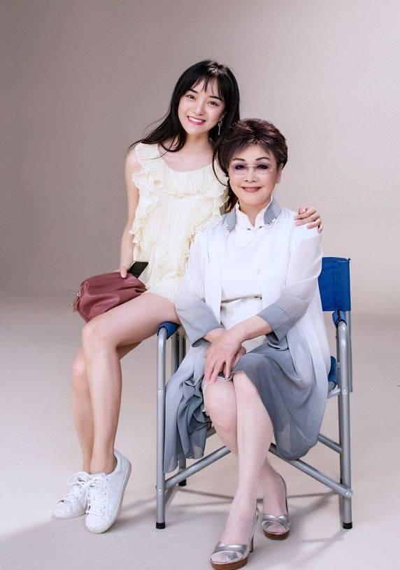 不戴假發(fā)的李谷一太真實！機場穿花棉襖像農(nóng)家奶奶，和舞臺差距大-圖4