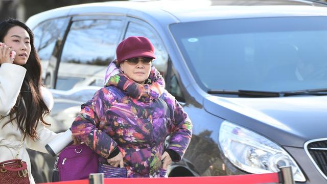 不戴假發(fā)的李谷一太真實！機場穿花棉襖像農(nóng)家奶奶，和舞臺差距大-圖1