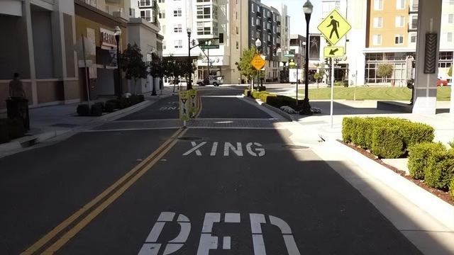 國外斑馬線上的“XING”是什么意思？千萬別當成拼音！-圖1