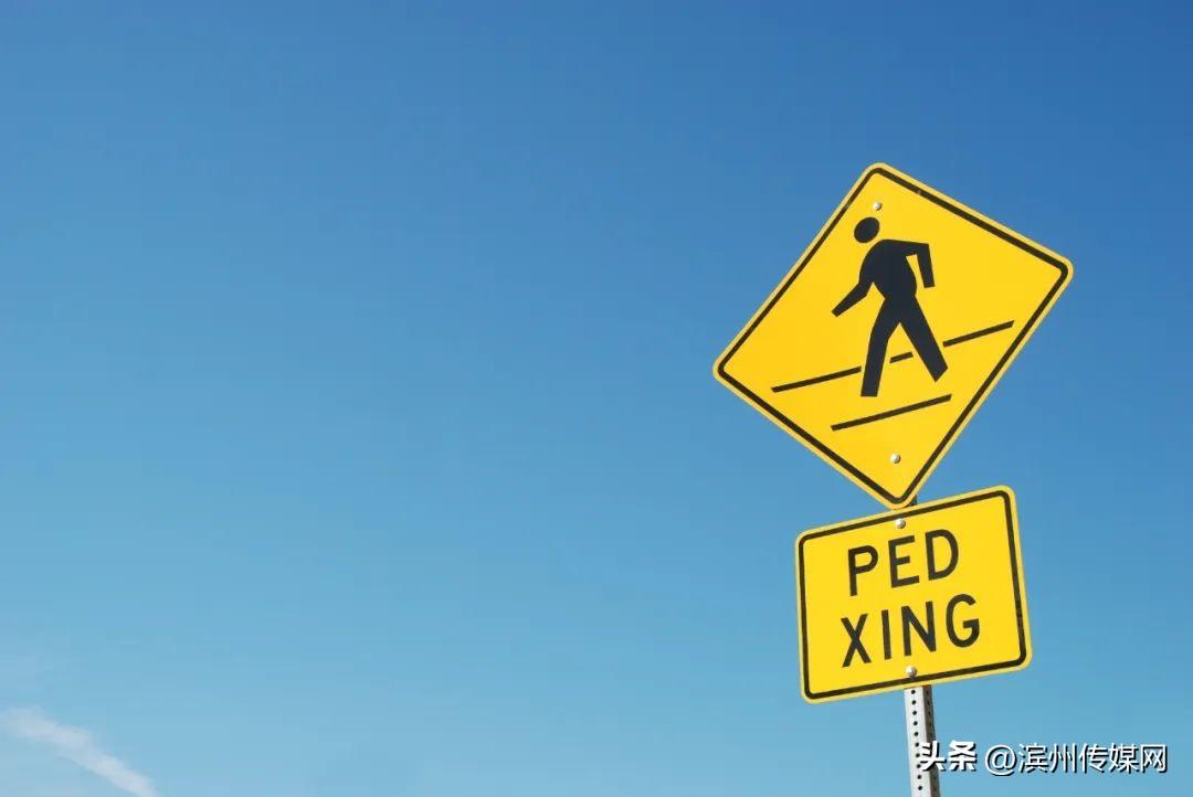 國外斑馬線上的“XING”是什么意思？千萬別當成拼音！-圖4