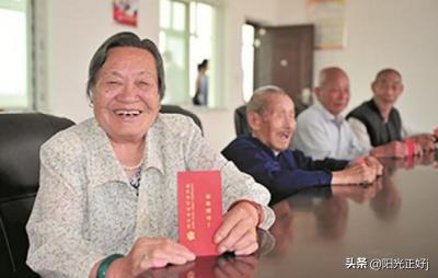 今年高齡補貼面臨“調(diào)整”，退休老人“笑開花”，看看是否有你？-圖2