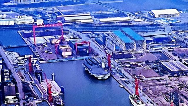 一夜過后，上海江南廠內(nèi)，新航母的旁邊，又一艘巨艦突然出現(xiàn)了-圖1
