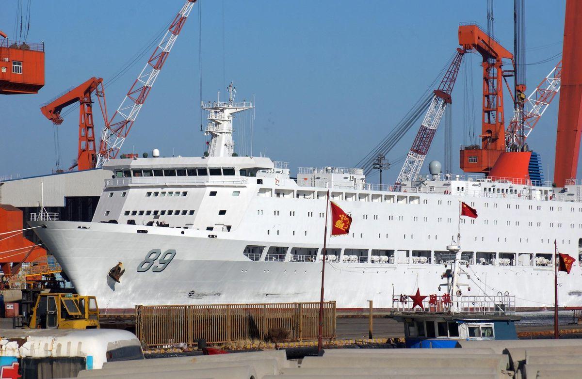 一夜過后，上海江南廠內(nèi)，新航母的旁邊，又一艘巨艦突然出現(xiàn)了-圖3