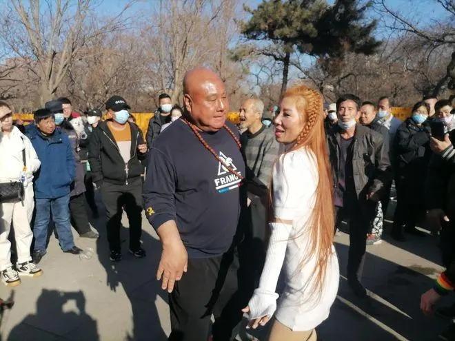 大快人心！沈陽勞動公園“鉆褲襠”“掛滿大媽”等不雅舞姿被整治-圖2
