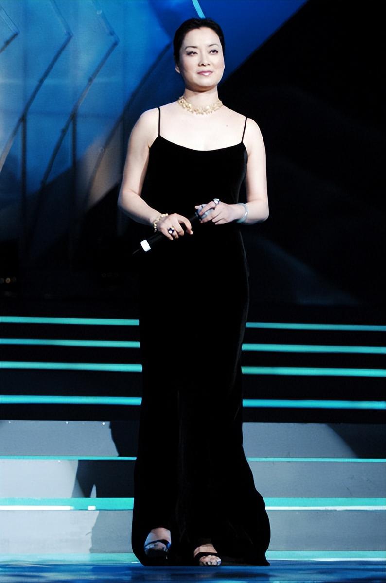 毛阿敏為復(fù)出太拼了！60歲吊帶裙與普通婦女無異，但氣質(zhì)仍優(yōu)雅-圖3