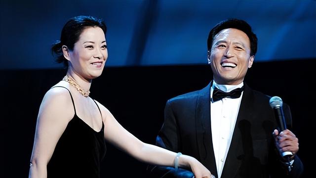 毛阿敏為復(fù)出太拼了！60歲吊帶裙與普通婦女無異，但氣質(zhì)仍優(yōu)雅-圖1