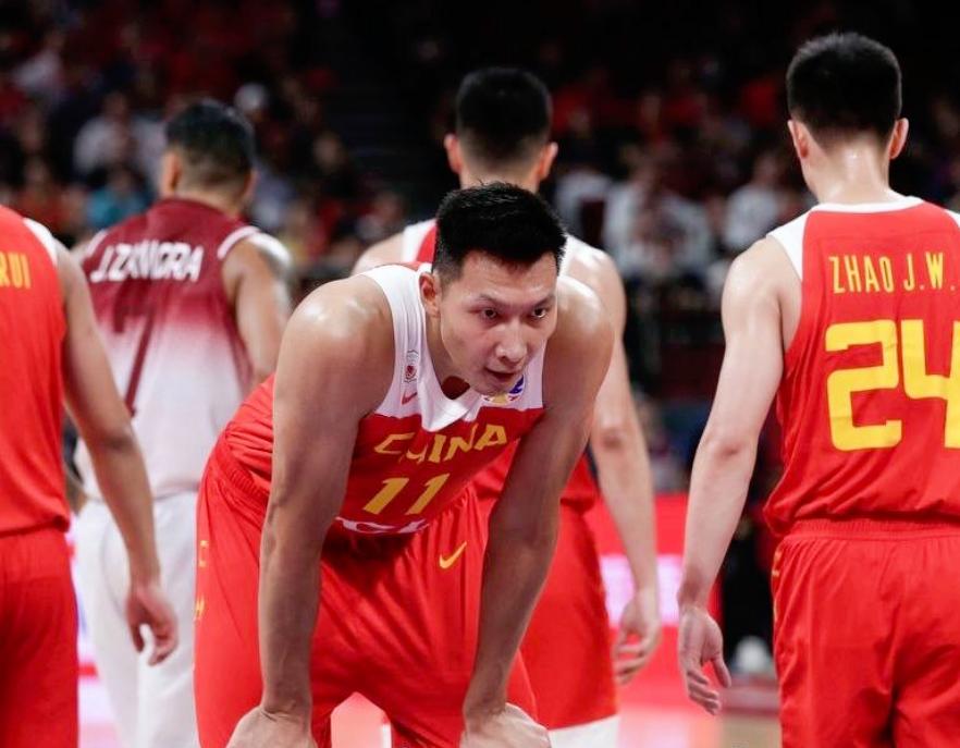 易建聯(lián)：娶巴西足球?qū)氊惽G靈，婚后連生兩胎，如今妻兒都定居美國-圖2