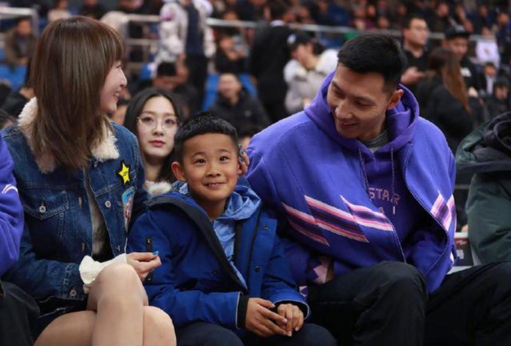 易建聯(lián)：娶巴西足球?qū)氊惽G靈，婚后連生兩胎，如今妻兒都定居美國-圖4