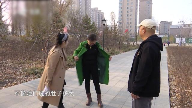 61歲大媽相親，想找年齡小的，還掀開衣服秀身材，大哥：你太老了-圖1
