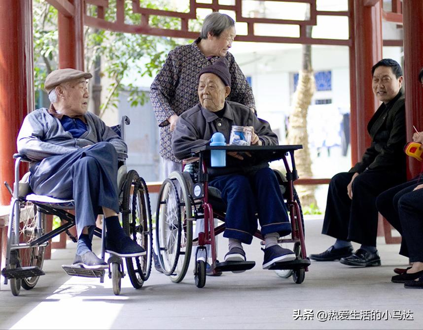去過(guò)養(yǎng)老院才發(fā)現(xiàn)：健康的老人并不受歡迎，有錢的也比沒錢的痛苦-圖3