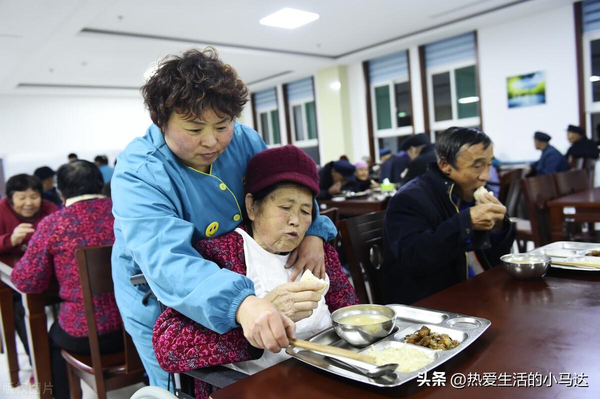 去過(guò)養(yǎng)老院才發(fā)現(xiàn)：健康的老人并不受歡迎，有錢的也比沒錢的痛苦-圖2