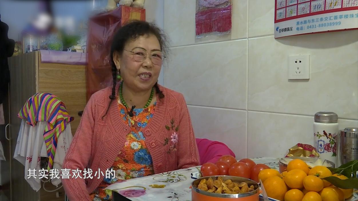 61歲大媽相親，想找年齡小的，還掀開衣服秀身材，大哥：你太老了-圖2