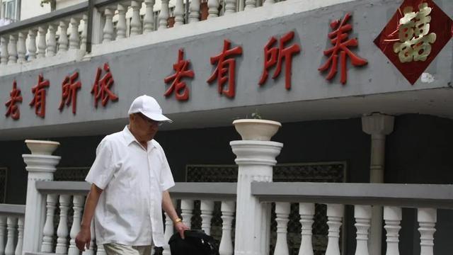 去過(guò)養(yǎng)老院才發(fā)現(xiàn)：健康的老人并不受歡迎，有錢的也比沒錢的痛苦-圖1