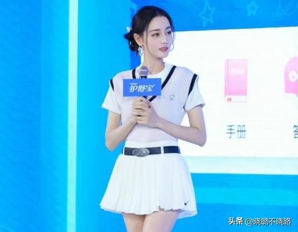 最近火了一種新穿法：“短裙+短襪”，時(shí)髦又迷人，熱巴都上頭了-圖2