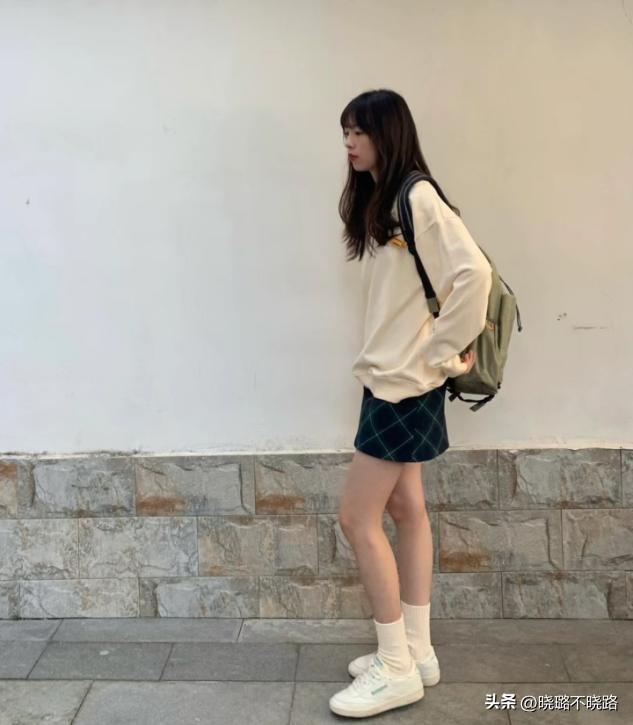 最近火了一種新穿法：“短裙+短襪”，時(shí)髦又迷人，熱巴都上頭了-圖4