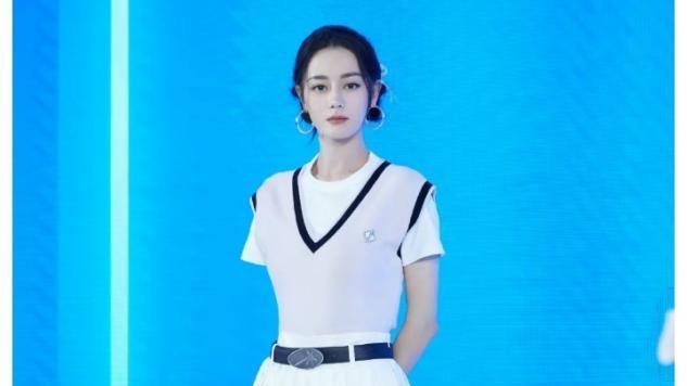 最近火了一種新穿法：“短裙+短襪”，時(shí)髦又迷人，熱巴都上頭了-圖1