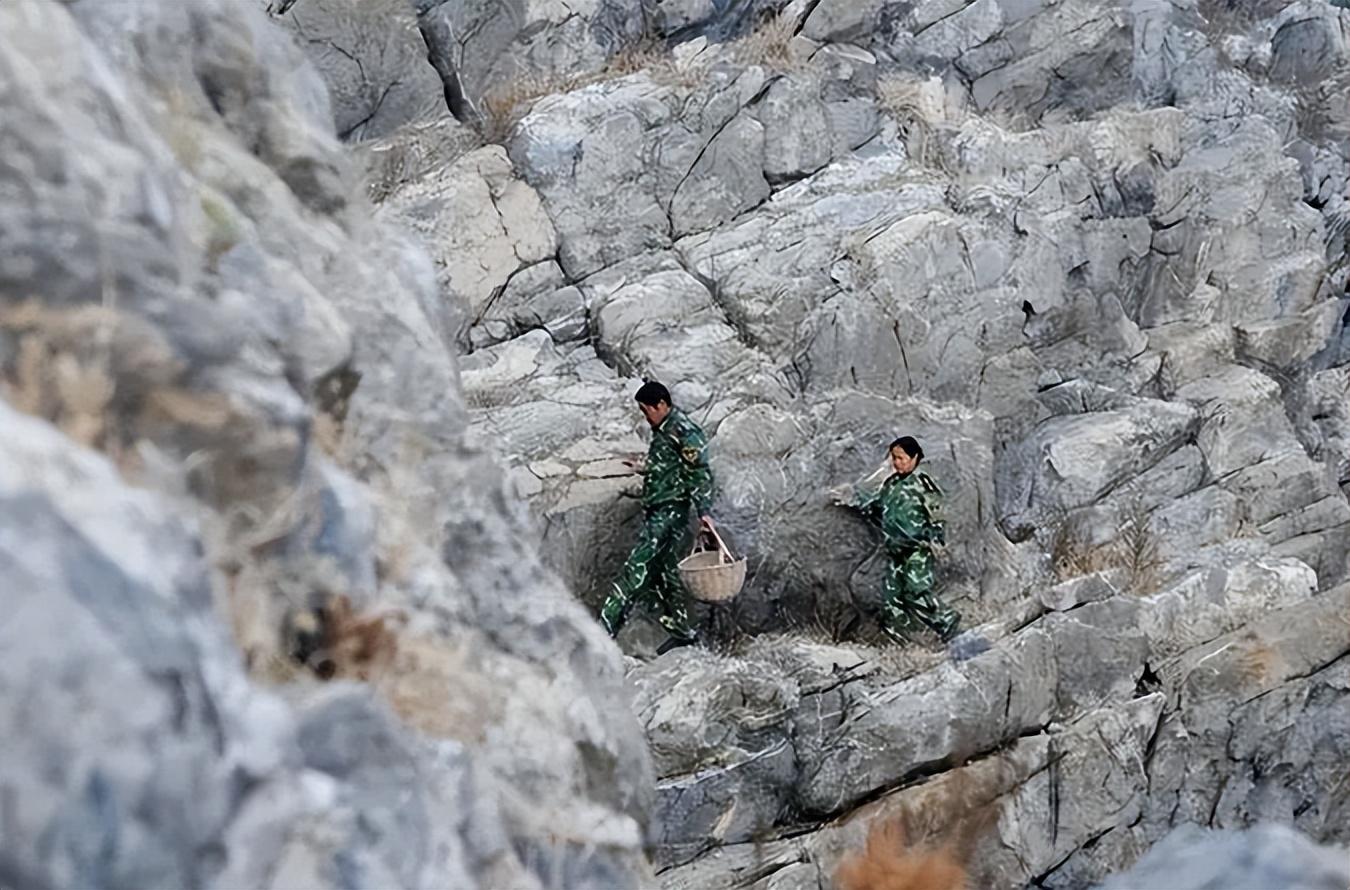 夫妻倆駐守孤島32年，沒水沒電沒居民，年薪5700，深夜靠喝酒壯膽-圖4